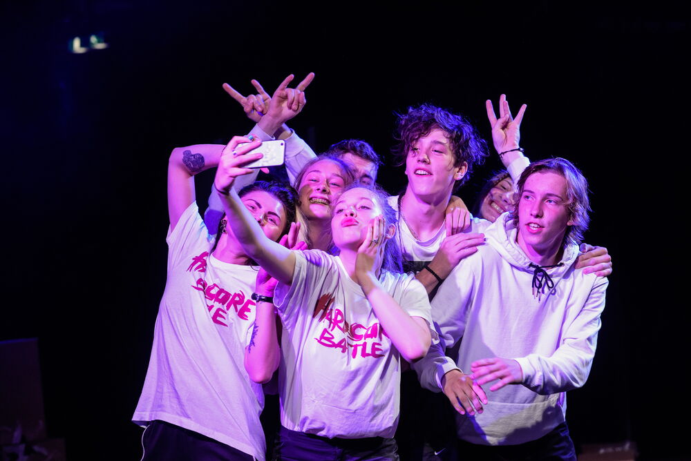 7 Jugendliche machen ein Selfie